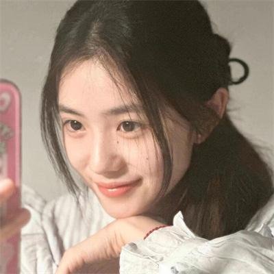 微光下的蓝色男孩